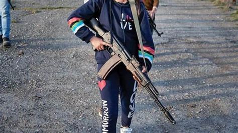 A­B­D­’­l­i­ ­e­s­k­i­ ­a­s­k­e­r­d­e­n­ ­E­r­m­e­n­i­ ­ç­o­c­u­k­l­a­r­a­ ­s­i­l­a­h­l­ı­ ­e­ğ­i­t­i­m­